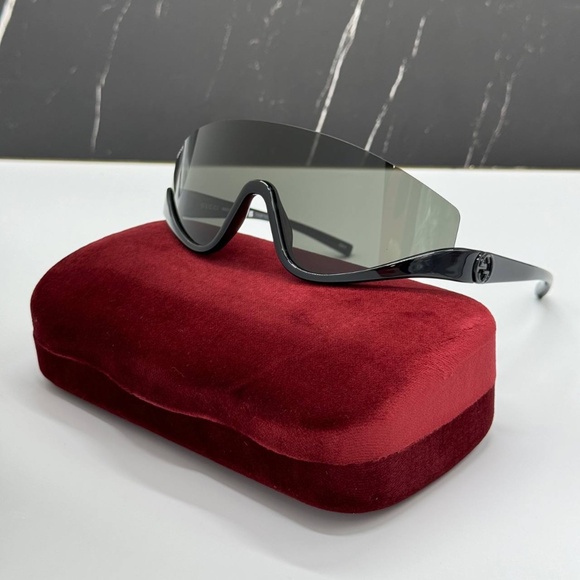 NEW GG1650S 001 GUCCI BLACK SHIELD WOMEN GUCCI SUNGLASSES - Picture 1 of 11